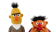 Bert guckt genervt, Ernie freut sich © Sesame Workshop 