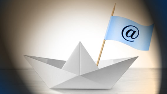 Ein Papierschiffchen mit einer Fahne, auf der ein e-mail Symbol zu sehen ist. © iStock Foto: malerapaso
