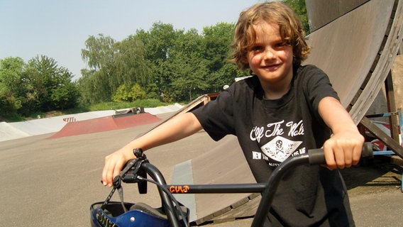 Max mit seinem BMX-Rad © NDR Foto: Melanie Kuss